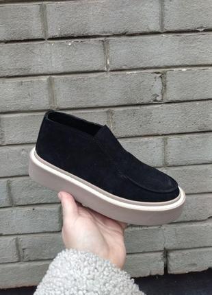 Лоферы женские черные замшевые на кожаной подкладке на бежевой подошве