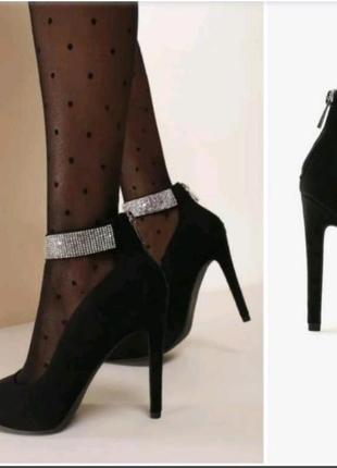 Витончені туфлі на шпильці і стразами на ремішку