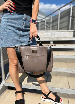 Жіноча сумка екошкіра капучіно чорний на плече довга ручка коротка а4