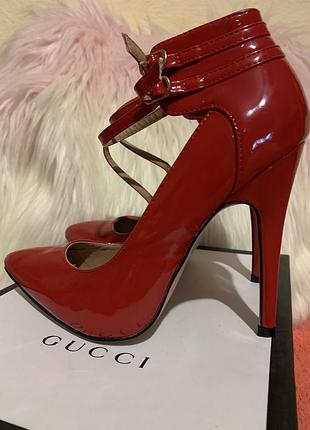 Яркие красные туфли/ туфли truffle collection