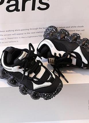 Шикарные кроссовки черно-белого цвета