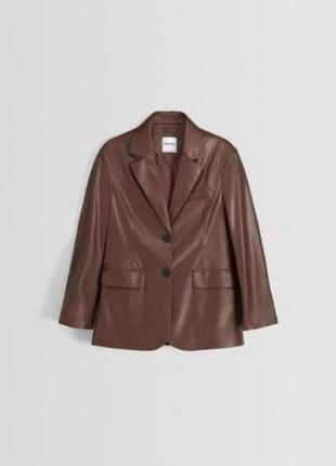 Блейзер экокожа bershka