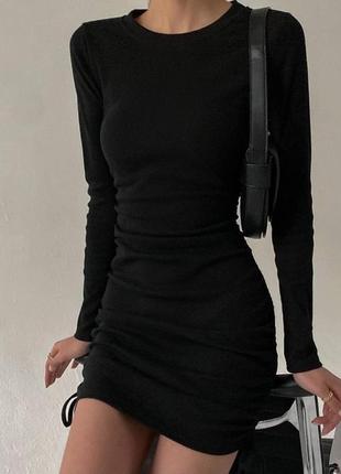 Стильное черное платье с затяжками по бокам