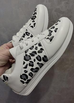 Трендовые кроссовки