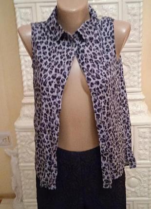 Сорочка тигрова з переду защіпається заду на спинці трикутний виріз