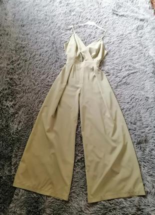 Комбінезон ніжного фісташкового кольору з відкритою спинкою зав'язується на бантик штани кюлоти широ