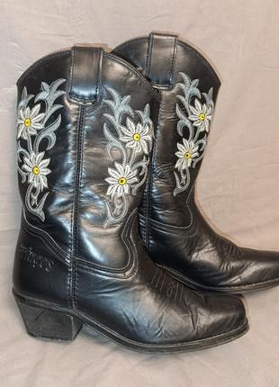 Кожаные козаки с вышивкой