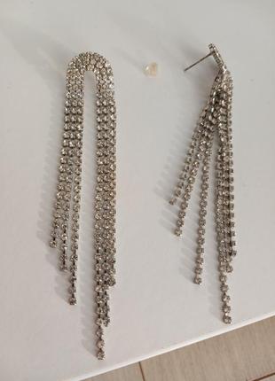 Длинные серебристые серьги с камушками