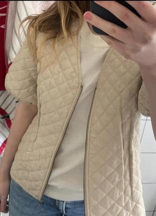 Стеганая курточка с коротким рукавом.