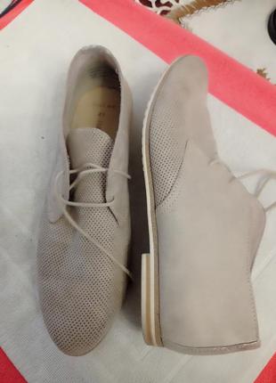 Туфлі.