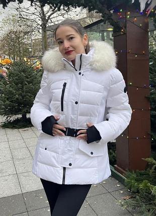 Білий пуховик