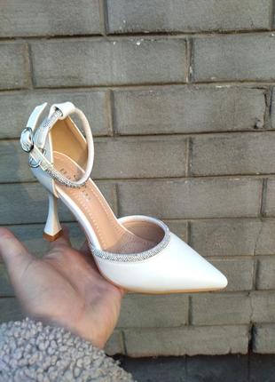 Туфлі-дільонкі жіночі білі екошкіра зі стразами на шпильці