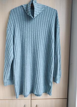 Мягкий свитер оверсайз.