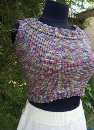 Топ вʼязаний різнокольоровий кроп майка