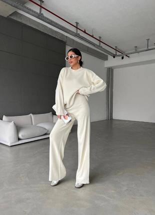 Базовый трикотажный костюм. свитер имеет спущенный плечевой шов и удлиненный крой, что добавляет комфорта. шт