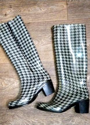 Стильные резиновые сапоги