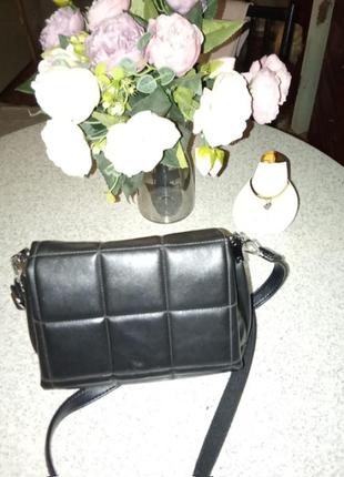 Небольшая сумка из эко-кожи, через плечо, ручка регулируется, имеет три отделения, застегивается на кнопку, без потертостей