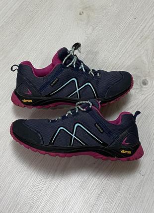 Кроссовки фирмы everest waterproof.размер 34.водостойкие