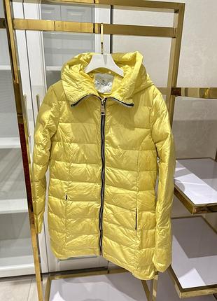 Жовтий пуховик