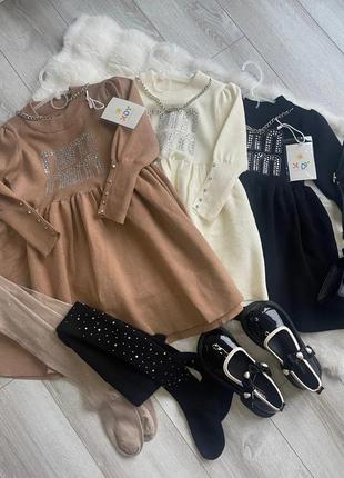 Брендированное красивое платье с украшением : зьменная цепочка и надписью в сверкая стразы