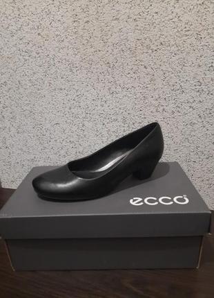 Жіночі туфлі на невеликому підборі eco