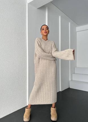 Вязаное платье прямого кроя с узорами косами