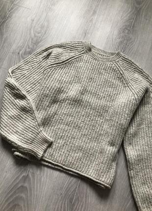 Жіночий вʼязаний светр