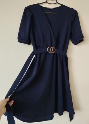 Качественное темно-синее платье с золотистым украшением