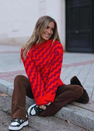 Стильный женский свитер с зигзагами krs