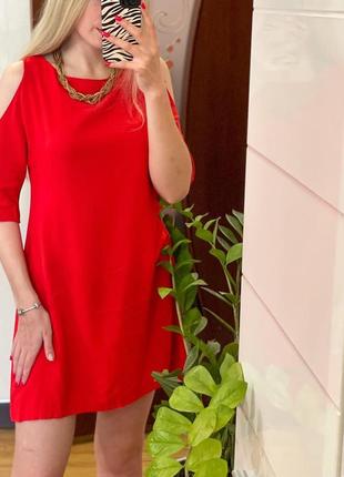 Нарядное красное платье с открытыми плечами