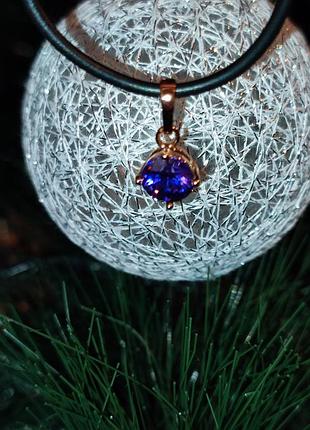 Кулон з фіолетовим камінцем круглим