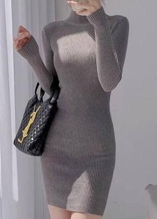 Базовое утепленное серое платье мини в рубчик приталенного кроя из качественной ткани на флисе стильная трендовая