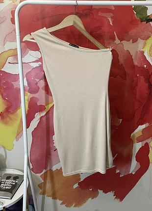 Платье бежевое в рубчик на одно плечо prettylittlething размер 38