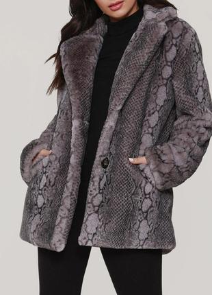 Шубка из искусственного меха со змеиным принтом