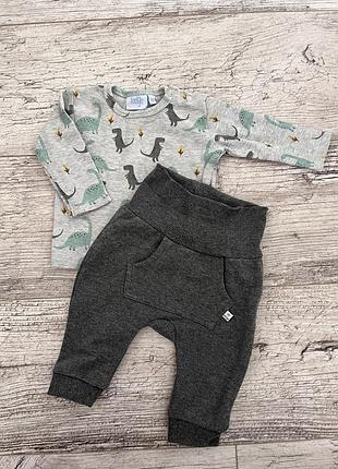 Чрезвычайно удобный костюмчик для новорожденного малыша размер 56 кофтинка в рубчик штанишки с утеплением принт динозавры
