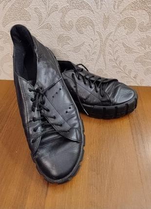 Кросівки жіночі