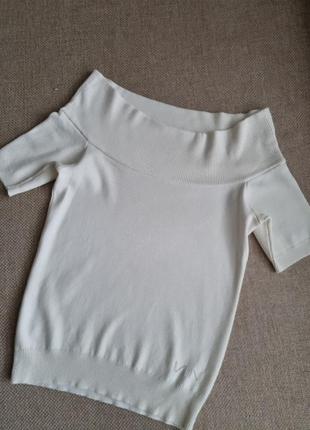 Топ з відкритими плечами