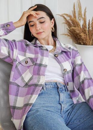Лілова сорочка в клітинку