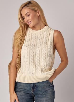 В'язана жилетка в косички з вирізом на спині