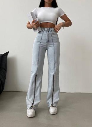 Стильные джинсы wide leg с строчкой и молнией в светло-голубом цвете