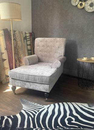Уютное кресло с подсветкой для ног