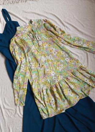 Платье оверсайз свободного фасона в цветочный принт абстракция на завязке