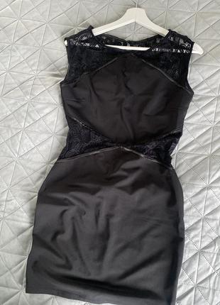 Черное платье с кружевом