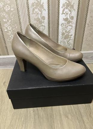 Жіночі туфлі-човникі