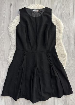 Маленька чорна сукня calvin klein з плісірованим низом плаття