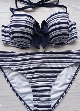 Красивий купальник з бантиком