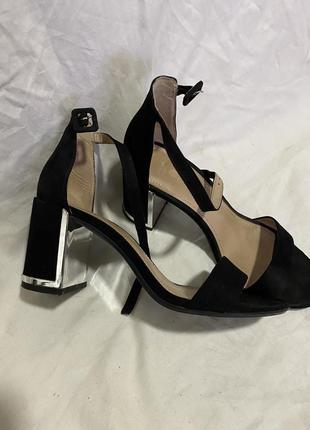 Продам туфлі та босоніжки