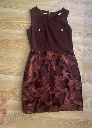 Сукня кольору марсала з декором