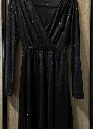 Платье с черными блестками