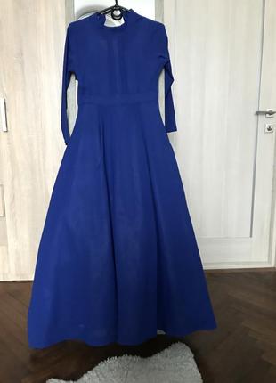 Синє довге плаття з підьюбником